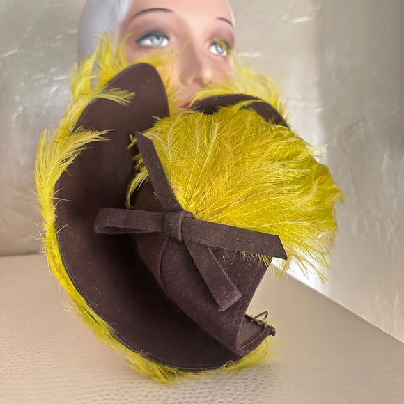 GORGEOUS 1930\'s BROWN FELT HAT WITH ASYMMETRICAL BRIM WITH CHARTREUSE FEATHERS main image 6